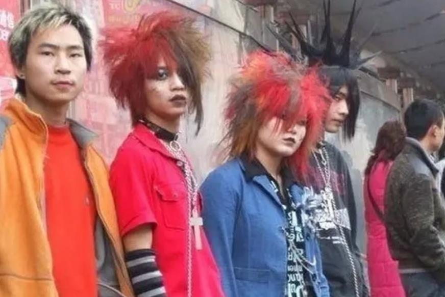 张娜拉|“吃奶骂娘”来圈钱的韩国明星，他们是偶像，还是“精神鸦片”？