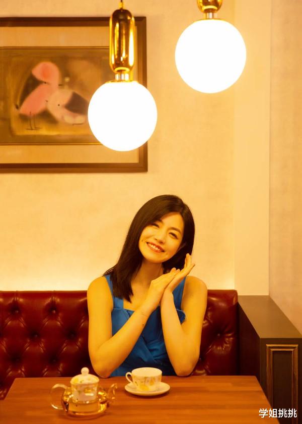 穿衣搭配|陈妍希当妈了也是“直男斩”，彩虹毛衣搭配高马尾，初恋的感觉