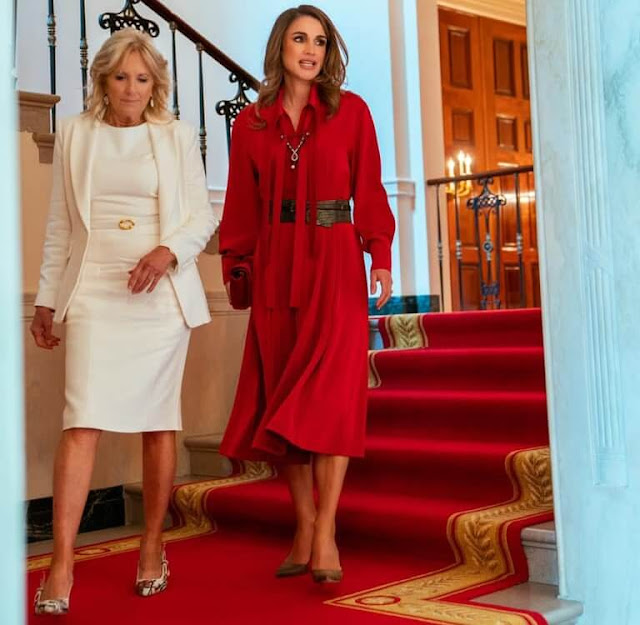 全球时尚风行|约旦王后51岁生日官方照来啦！一身紫裙亮相真贵气，看着真像30岁