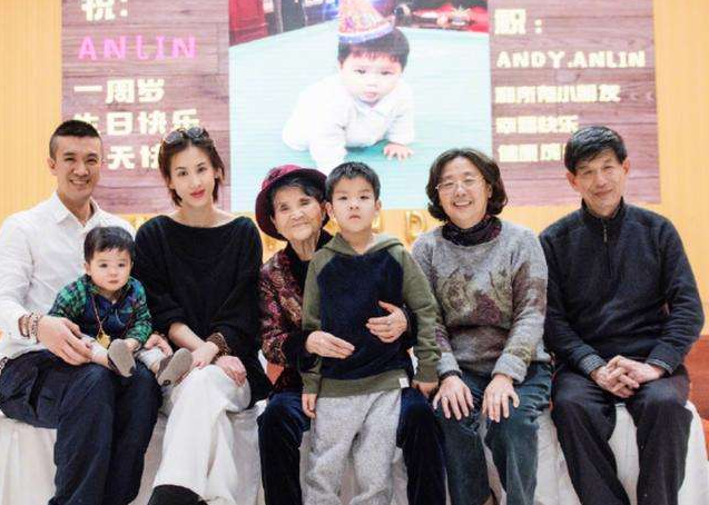 杨子|杨子黄圣依豪宅曝光，紫檀玉器琳琅满目，妈妈开小车在屋里行走