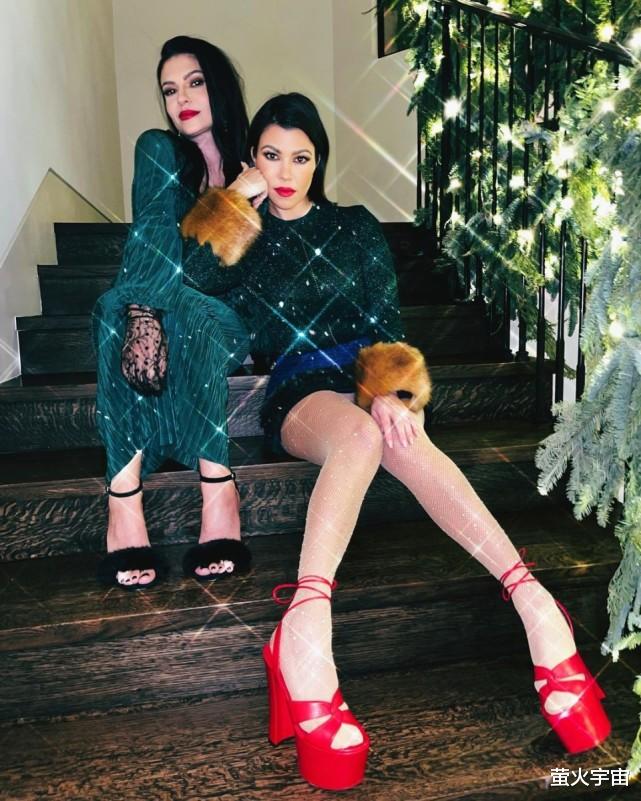 卡戴珊|42岁卡戴珊大姐自称精灵，长腿抢尽风头；9岁女儿面前仍秀恩爱