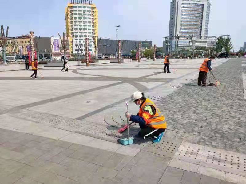 连云港手机台 连云港市交通集团：百余名保洁员擦亮“五一”交通窗口