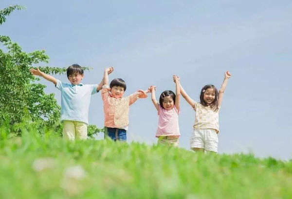 上海:为奖励三胎宝妈,豪横公司直接送上100罐奶粉,网友酸了