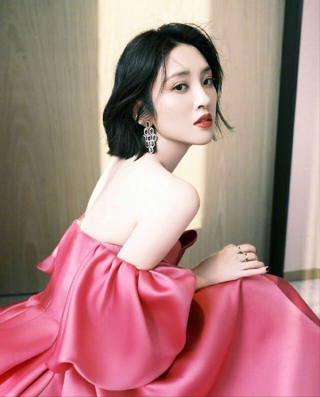 唐艺昕|张若昀老婆身材真好,大露背绿裙展现火辣曲线,简直太惹眼了 。