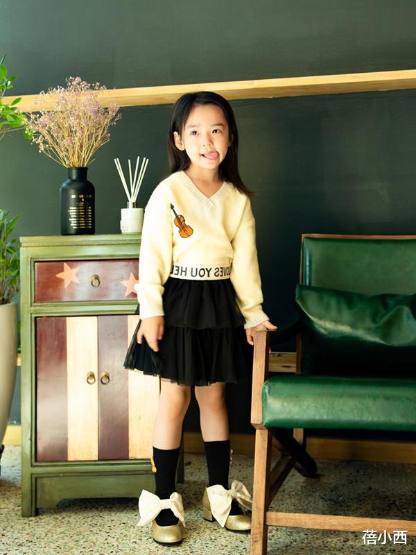 蓓小西|董璇的女儿小酒窝基因真好，穿针织衫+半身裙，气质远超同龄人