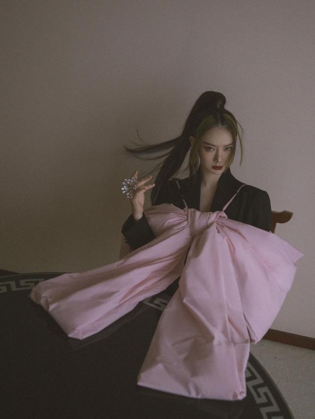 都美竹|戚薇很懂博眼球，穿西装凹下衣失踪不算啥，背超大蝴蝶结才厉害