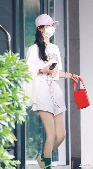 赵丽颖|赵丽颖祖孙三代罕同框！2岁儿子圆脸超像妈，前公公戴名表似大佬