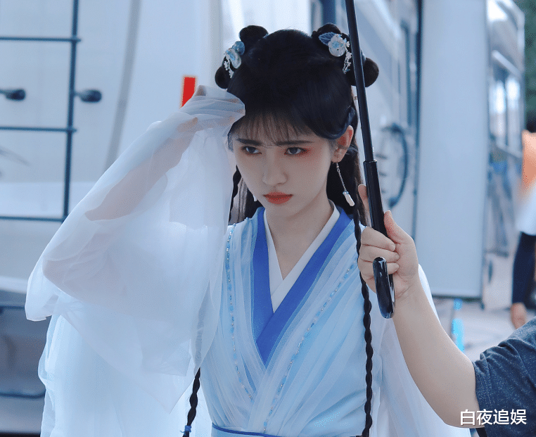 鞠婧祎|《花戎》饭拍路透，鞠婧祎“魏枝”造型流出，换眉毛粉丝都看不惯