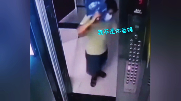 有期徒刑 男子扛38斤桶装水出电梯，遭小男孩恶意绊脚差点摔倒，愤怒回踢：我不是你爸妈，不会惯你
