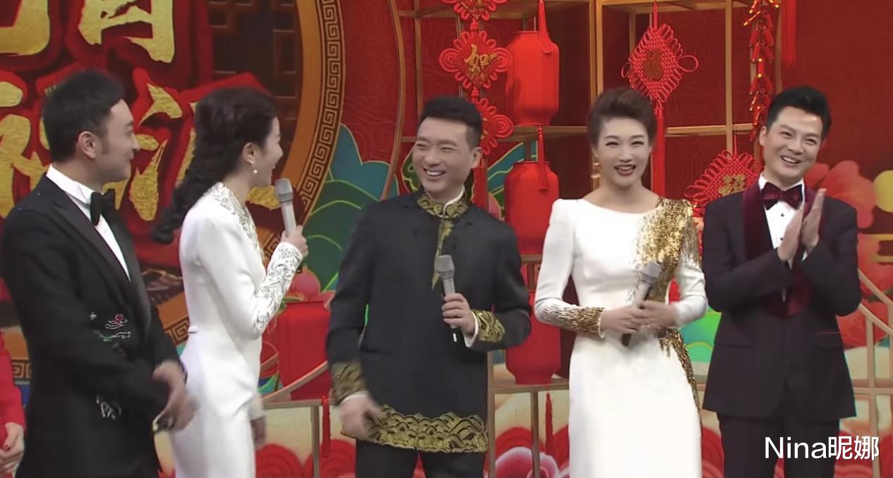 郑爽|央视主持李梓萌闪耀央视元宵晚会，穿拖地长裙秀“沙漏身材”，摘假发戴大金耳环真美