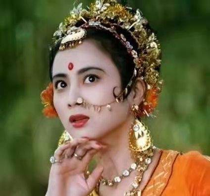 |女星异域风情造型盘点：杨超越如精灵，迪丽热巴可爱，李玲玉最经典