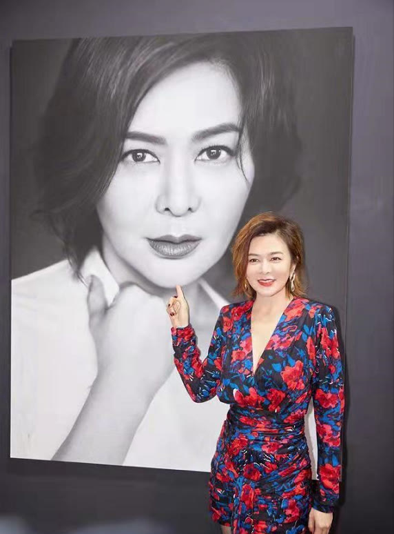 闲鱼有话说|59岁关之琳气质在线，就算穿一身皱巴巴的白裙，看着依然优雅高贵