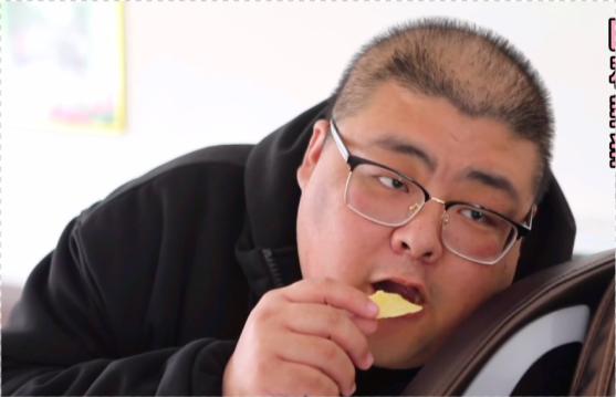 |网红恩克胖到走路要别人搀扶仍狂吃，网友担心他成为下一个泡泡龙