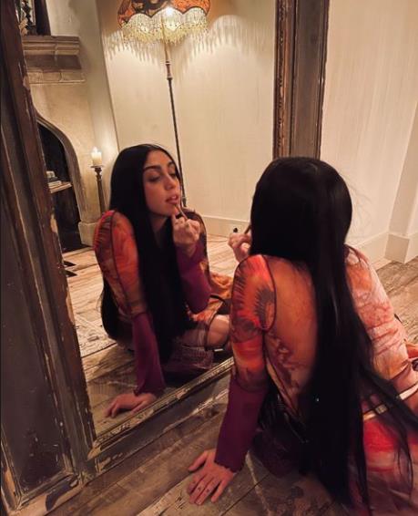 麦当娜|63岁麦当娜带五个孩子拍全家福，罕见端庄，27岁男友“消失”了