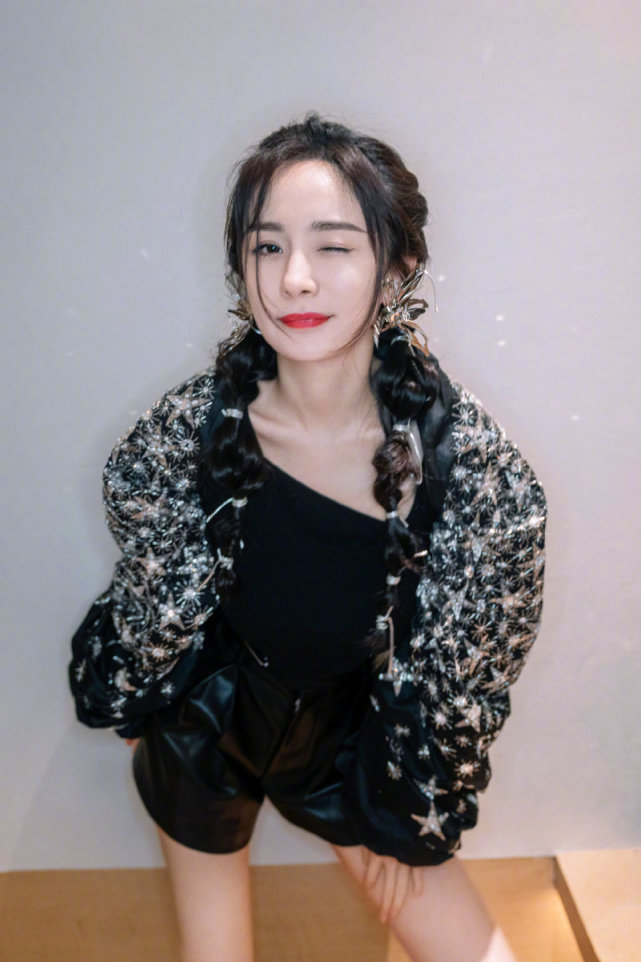 时尚风行派 杨幂为美太拼了!卫衣+薄纱裙秀美腿,全黑look依旧穿出了高级感