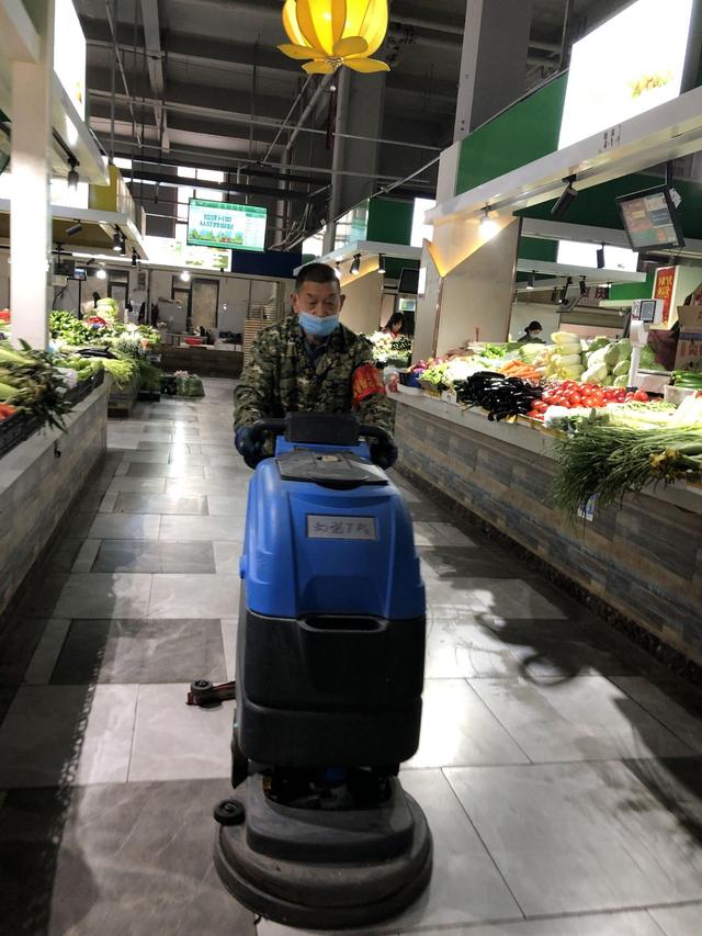 长江日报 全自动洗地机搭配保洁人员清扫，这个市场维护环境有妙招