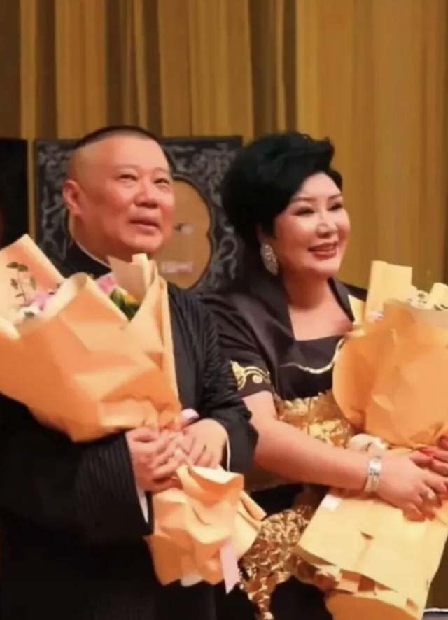 郭德纲|郭德纲妻子晒全家福！复出穿龙纹旗袍显贵气，儿子与其似复制粘贴