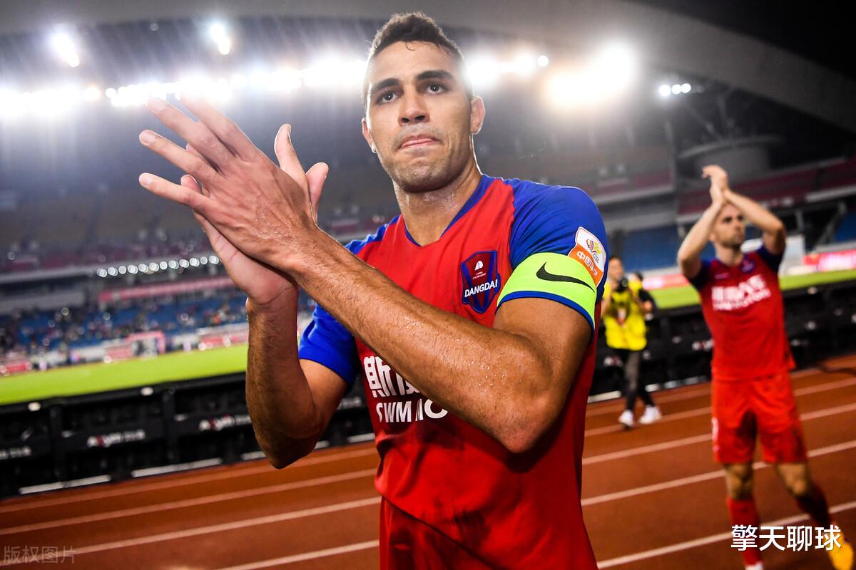 国足|下午2点!国足晋级后迎来坏消息,憾失12强制胜法宝,质疑声一片