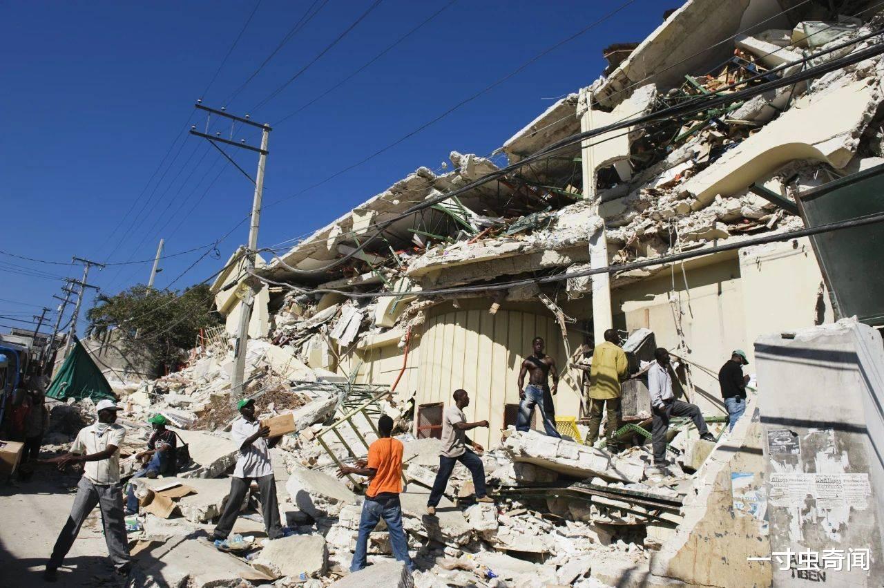 一寸虫奇闻|穷到吃土的海地,遭遇7.3级强震,1297人死亡,或可引发更大灾难
