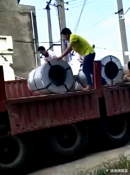 |“大哥钓鱼挺生性，穿这样不尴尬吗？”哈哈哈