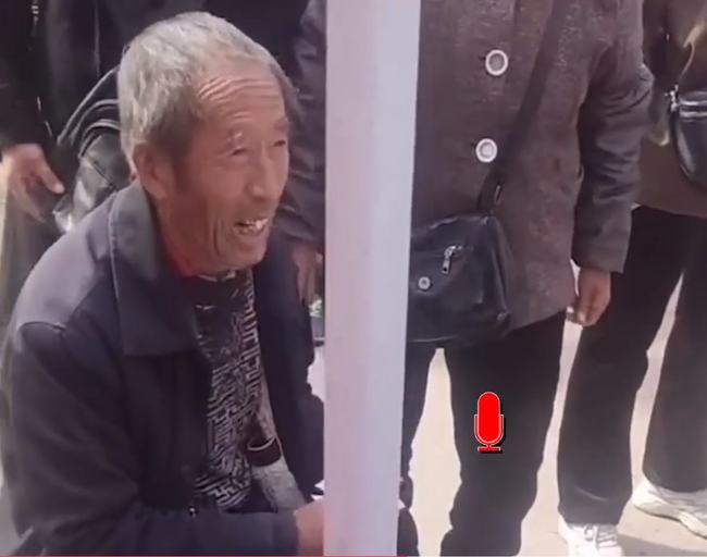 被骗300大爷只能无奈一笑!安徽一老人卖葡萄,遭一女子连骗300元