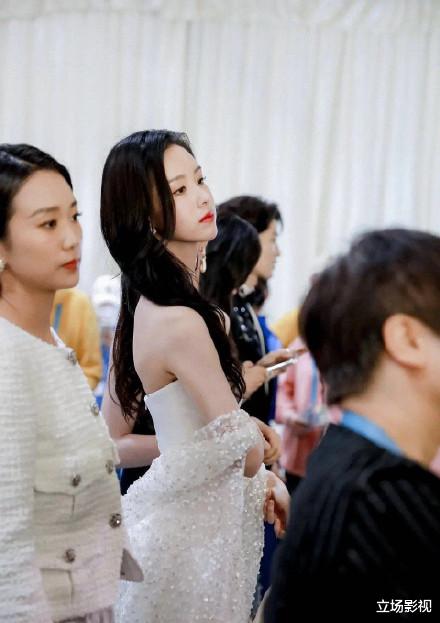 张译|34届金鸡红毯，张译紧张到搓衣角，青年演员蹲下为陈道明“让镜”