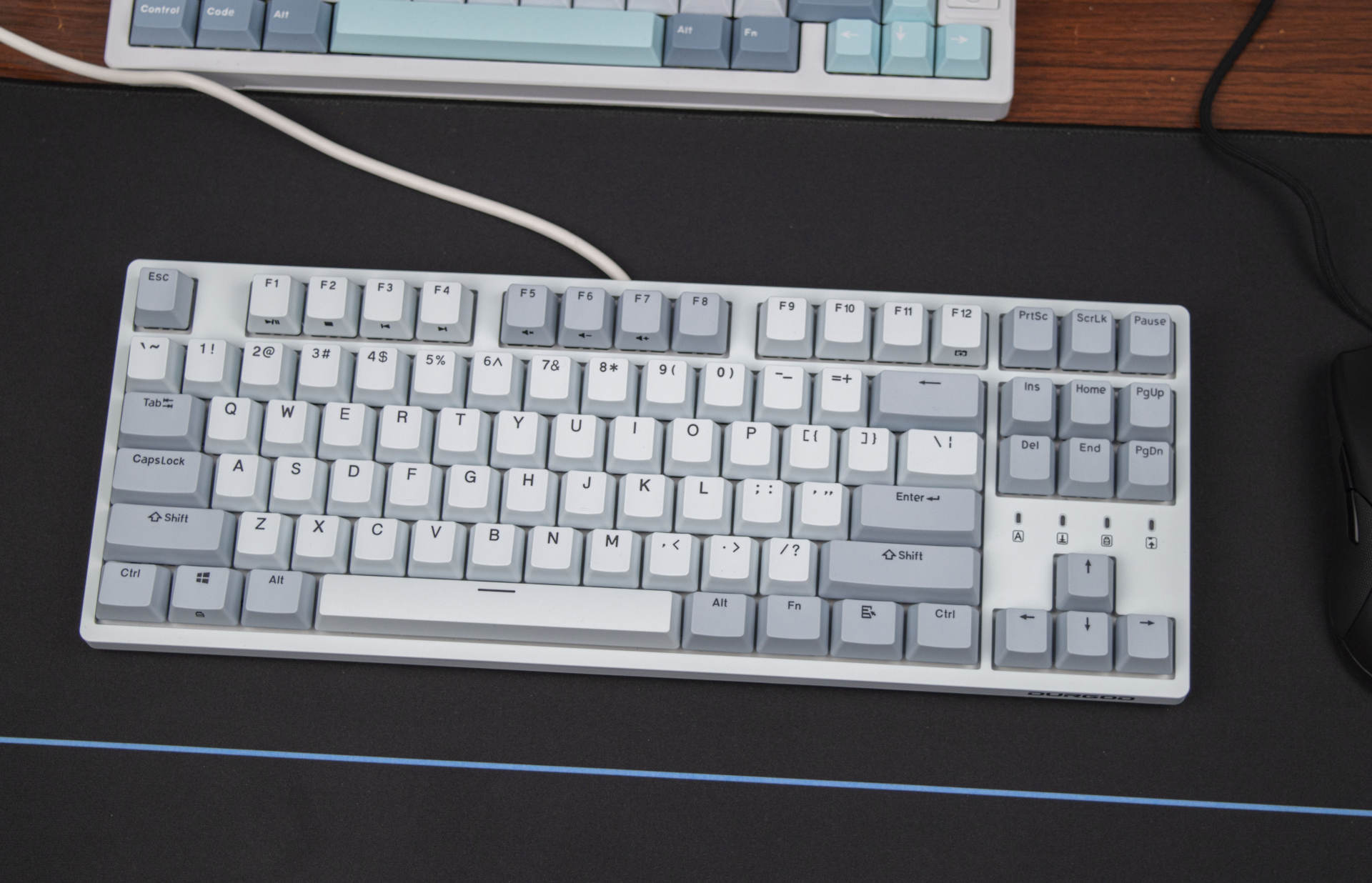 機械鍵盤|耐看百搭: 杜珈金牛座K320淺霧藍Cherry紅軸機械鍵盤開箱