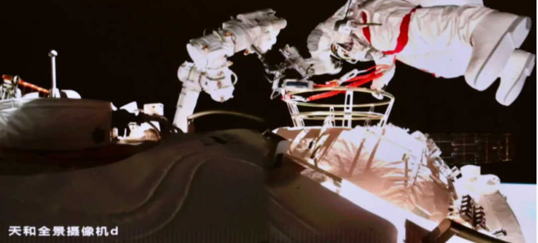 航天员 中国航天员再次出舱，骄傲的同时更要继续拼搏，中美竞争分秒必争