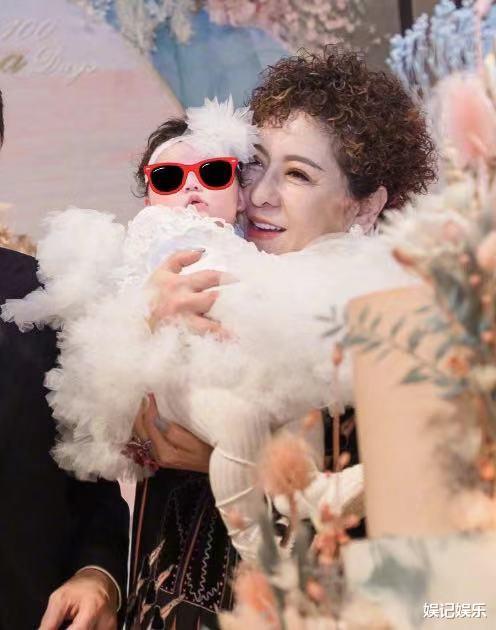 郭碧婷|郭碧婷带女儿出门，给cora穿百元哈衣接地气，小公主被赞漂亮