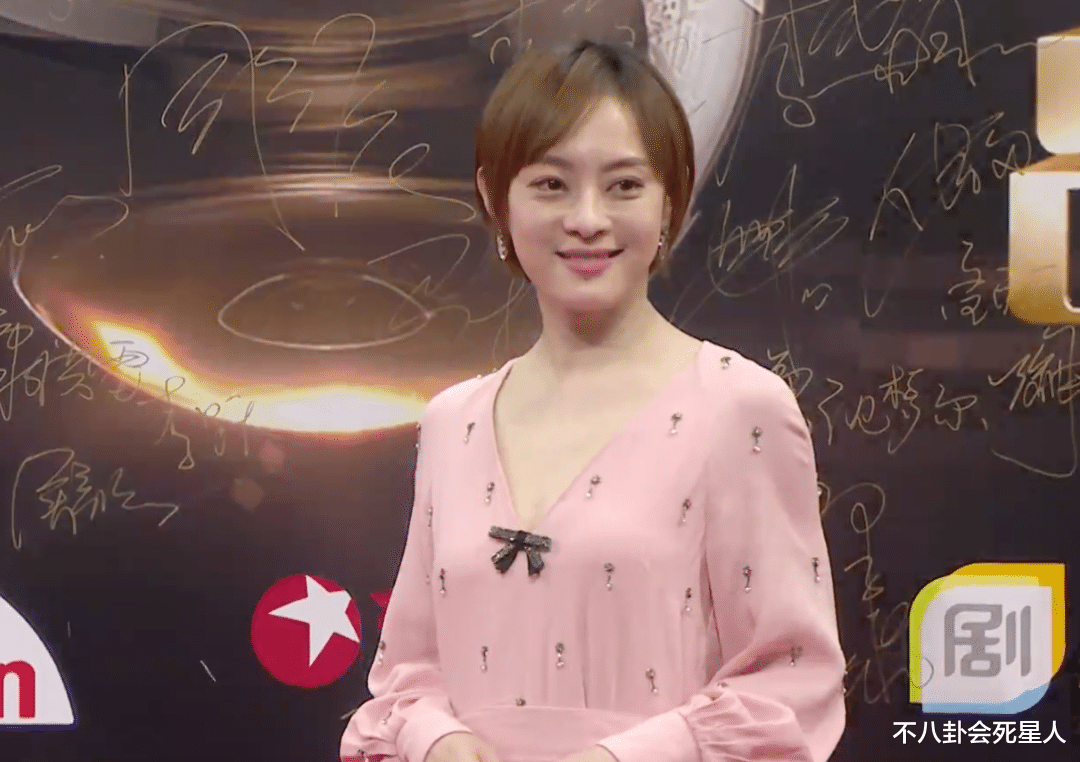 杨紫|女星走红毯火力全开：吴谨言全身涂粉，倪妮露排骨胸，杨紫又瘦了