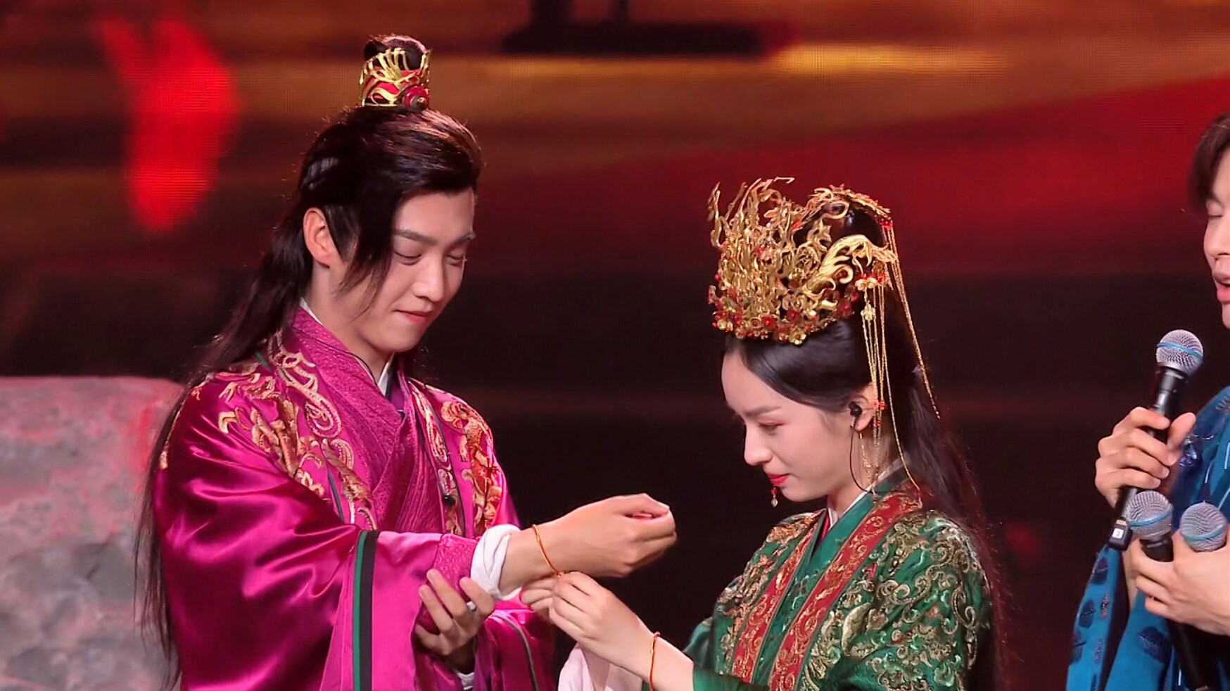 张哲瀚|又哭了！山河令演唱会湘宁完婚，张哲瀚让龚俊送红绳，周也哭了