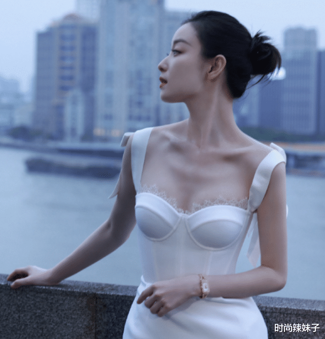 时尚辣妹子|有种“人鱼身材”叫倪妮，当她身穿吊带裙后，秒成“内娱最美”