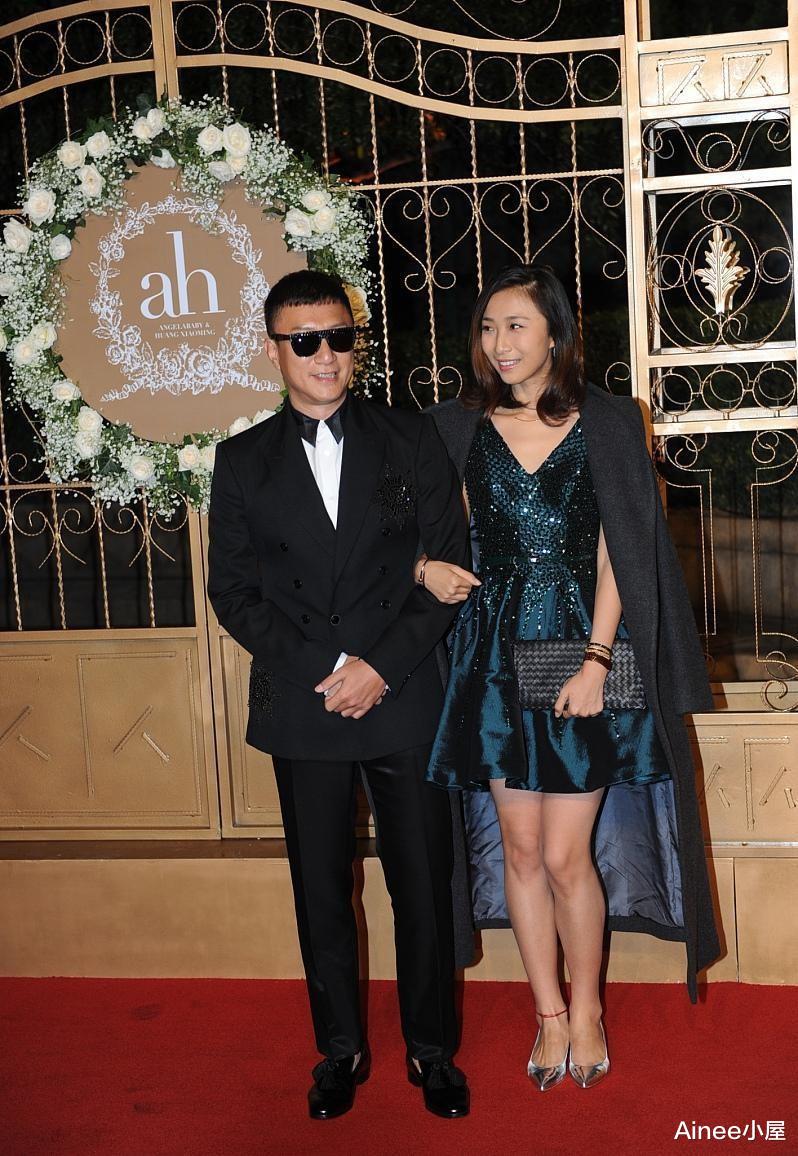 Ainee小屋|生活中的“郑毅红”还挺单纯的，穿收腰短裙甜美清新，看不出心机