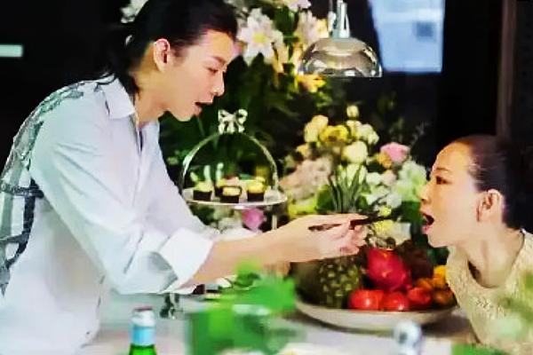 霍尊|霍尊跟妈妈婚纱照曝光，动作亲昵辣眼睛，反哺意味太明显