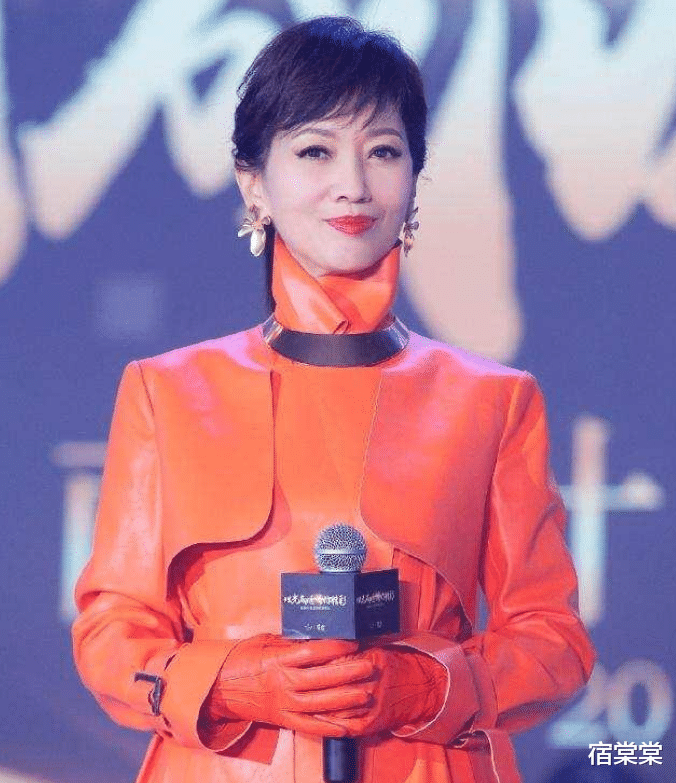 赵雅芝|67岁赵雅芝真会玩,直接穿橙色大衣配高马尾,穿的比小姑娘都嫩