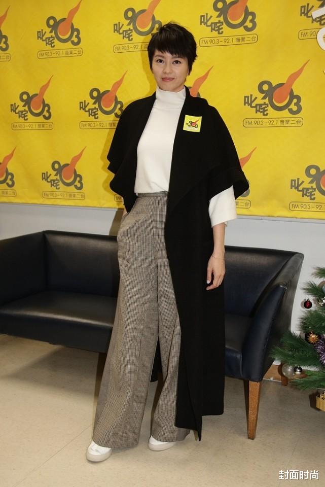 针织衫 梁咏琪快1米8的身高真加分,长针织衫配阔腿裤,身形看着挺高级