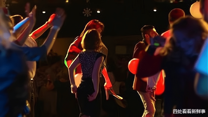 四处看看新鲜事 女子娱乐场所抱娃蹦迪,孩子在怀里睡觉,这个母亲合格吗?