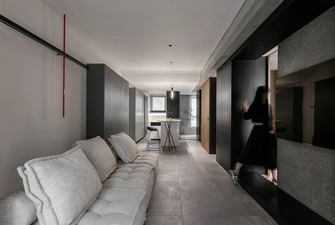 小花园+迂回动线，这个65m2黑白灰空间，越看越高级！