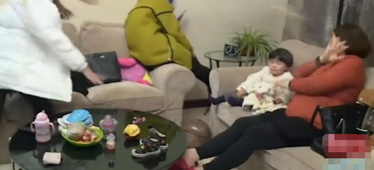 韩安冉|“整容女王”韩安冉：19岁整容33次，20岁直播生娃，22岁三婚三离