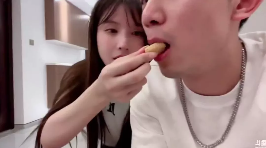 |“你要翘着脚让他们看”！刘小七和胖胖C“双双泪崩”！正直博、女嘉宾当场互喂！