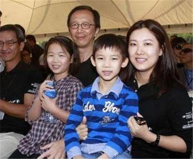 伏明霞|42岁伏明霞近况，为嫁老头不惜与父母断绝关系，今为丈夫拼4胎