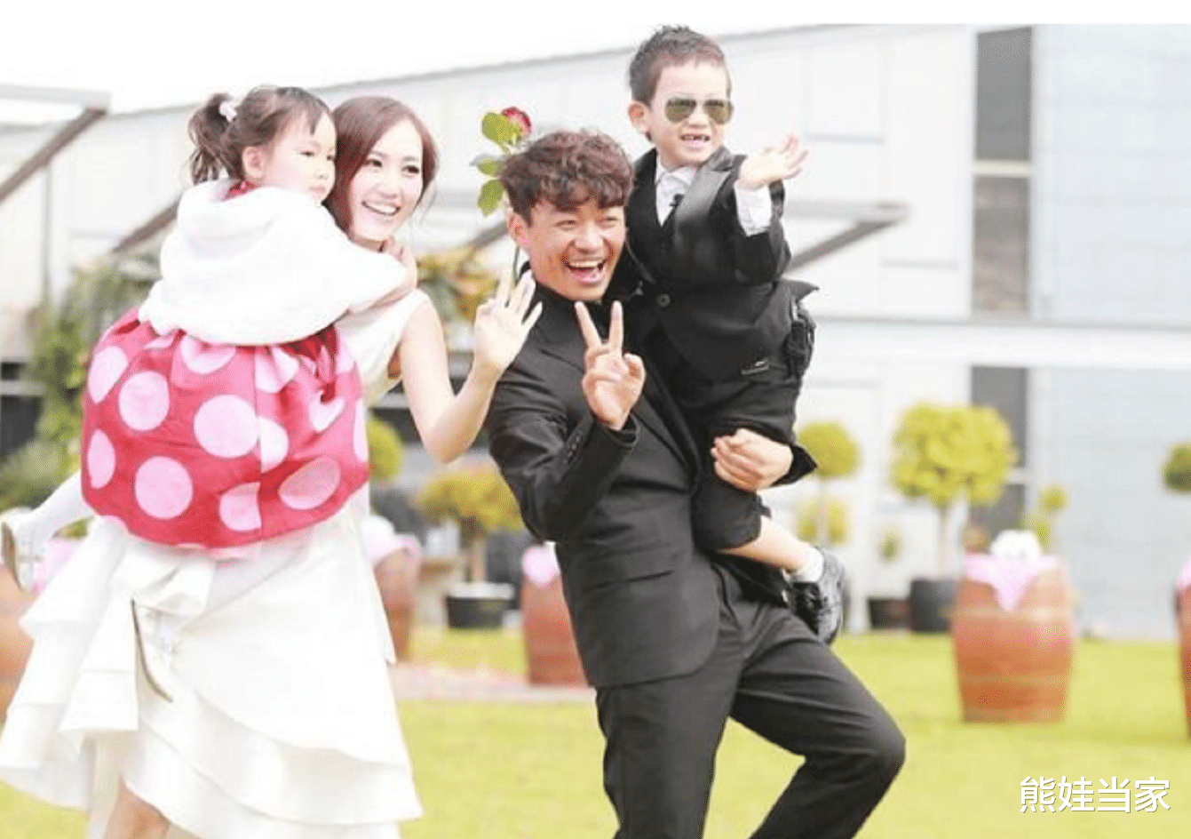 王宝强|离婚后王宝强抚养儿子，马蓉带女儿，四年后兄妹差距一目了然