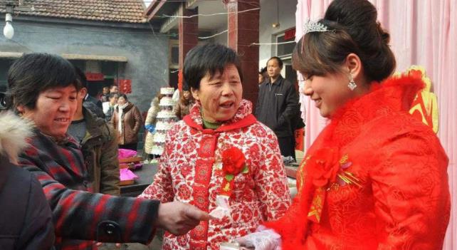 我是妈妈|农村娶妻彩礼\"又升级\"了?女方要求\"2甩3边4轮\",农民又难了