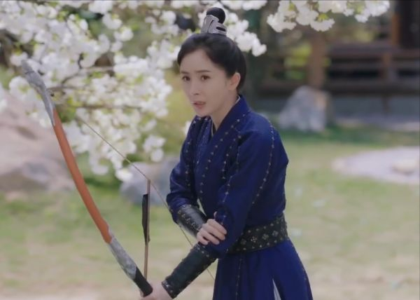 杨幂|35岁的杨幂演少女引起争议？网友：中年人远离古偶，不要糟蹋观众