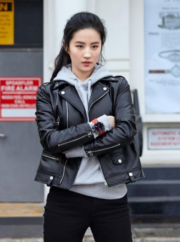 刘亦菲|刘亦菲怕是暴瘦上瘾了？小一码裤子也穿不满，腿上勒出一堆褶子