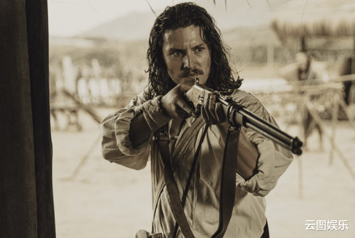 周华健|31岁儿子T台首秀，周华健60岁妻子罕现身支持，满头白发但气质好