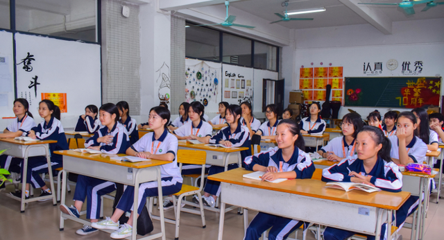 美术|美术老师上课有多尴尬，电视机是学生画的，以假乱真骗过了老师