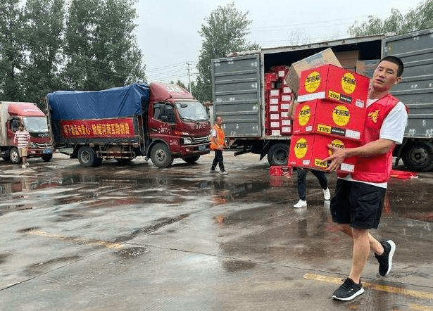 谢孟伟|谢孟伟支援河南洪灾，又是在“作秀”？网友：自带大爷等待救援呢