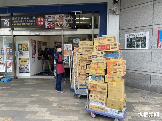 纵相新闻 台湾疫情急转直下，网民“跪求封城”