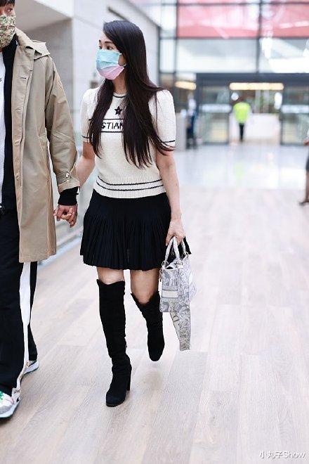 泡泡袖|伊能静秦昊合体现身机场，53岁阿姨走女团风，比小10岁老公还嫩